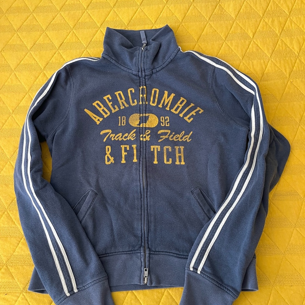 USED ABERCROMBIE AND FITCH SIZE LARGE. TIGHT LARGE. ZIP UP SWEATSHIRT